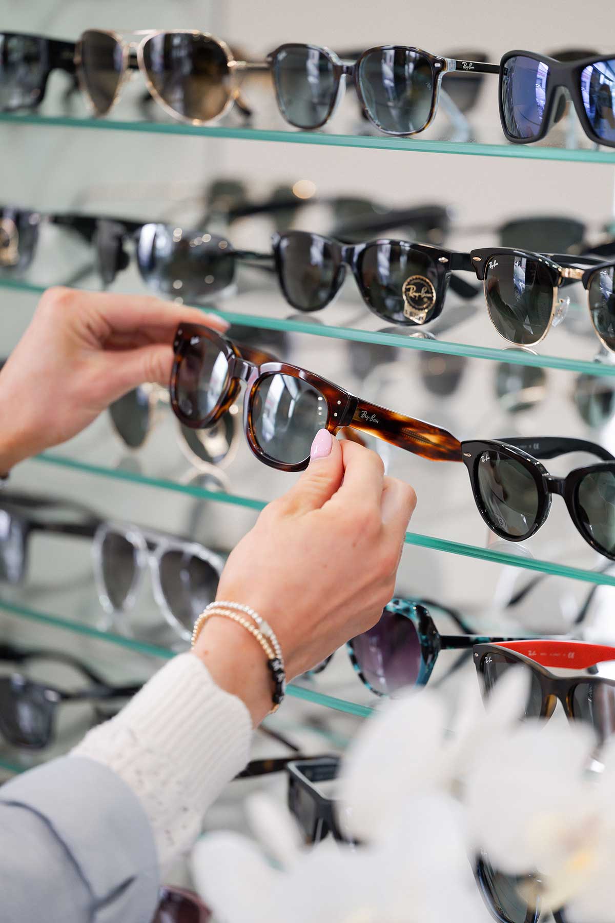 shelf-sunglassess